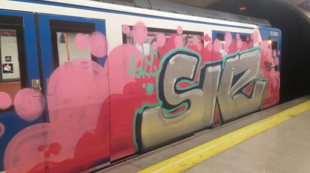 Un vagÃ³n de Metro de Madrid, vandalizado