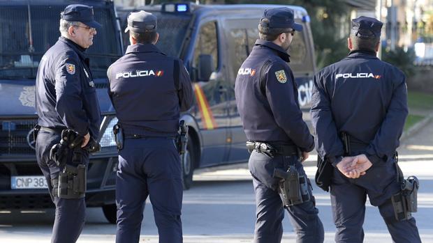 Agentes de la Policfía Nacional