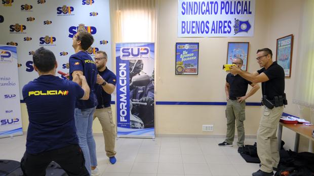 Demostración del uso de la táser en la sede del SUP en Madrid