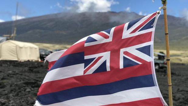 Bandera de Hawai en Mauna Kea