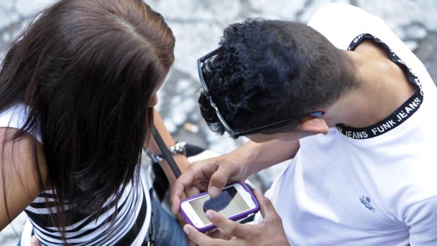 La pareja sustrajo el teléfono y la cartera en el interior del vehículo estacionado