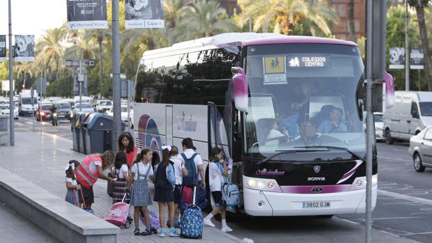 Niños subiendo al autobús escolar en una imagen de archivo