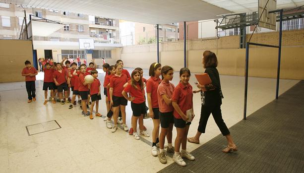 Un grupo de chavales, en la clase de educación física de su colegio