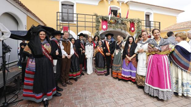 Numerosas autoridades, junto con los ciudadanos, estuvieron presentes en la ofrenda floral