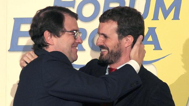 Alfonso Fernández Mañueco y Pablo Casado se saludan durante el desayuno informativo organizado por Fórum Europa