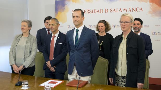 El rector de la Usal, junto a los representantes de la Universidad de La Sorbona y la de Estocolmo