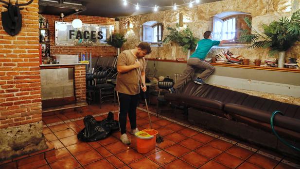 En el bar El niño perdido, de la calle Esgueva, seguían horas después limpiado el agua, au subió casi un metro