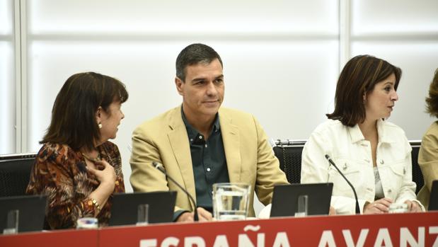 Pedro Sánchez, presidente del Gobierno en funciones, hoy en la Ejecutiva del PSOE junto a Cristina Narbona (izq.) y Adriana Lastra (der.)