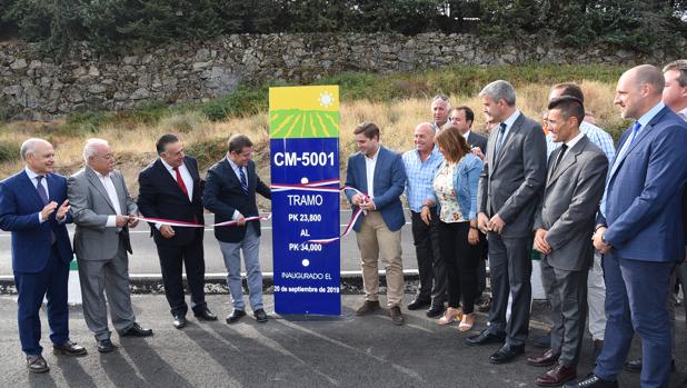 Emiliano García-Page y Nacho Hernando durante la inauguración del nuevo tramo de carretera