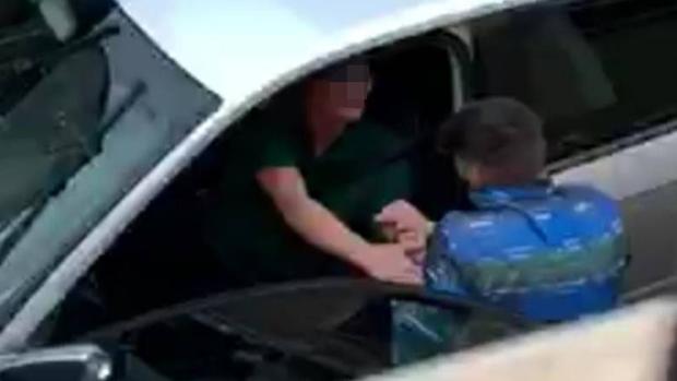 Momento en el que el ladrón de coches septuagenario forcejea con un guardia civil al ser detenido
