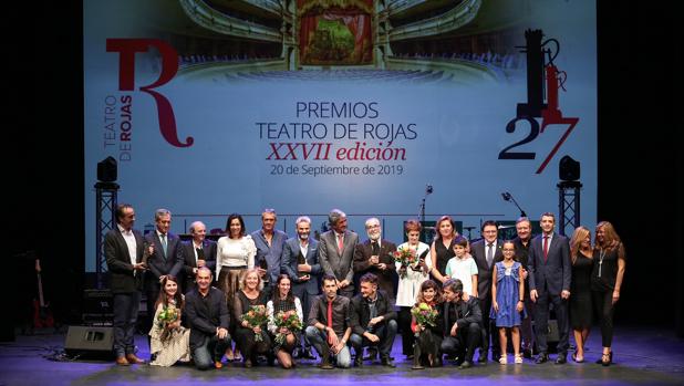 Los galardonados con los Premios Teatro de Rojas posan junto a las autoridades locales