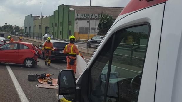 Bomberos del Consorcio de Valencia excarcelando a personas en un accidente este viernes