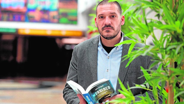 El comisario Luis Esteban, con su última novela, «Monoloco»