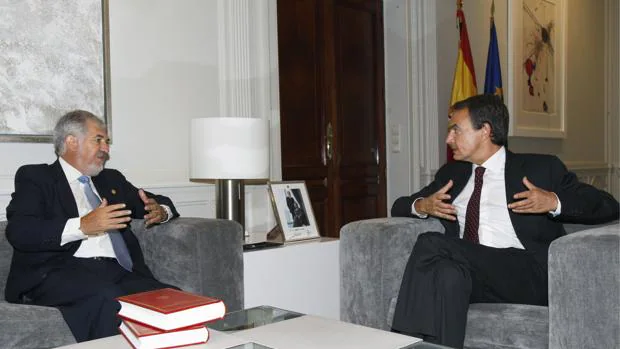 Conde-Pumpido, en una reunión con Zapatero en 2009, cuando era fiscal general del Estado