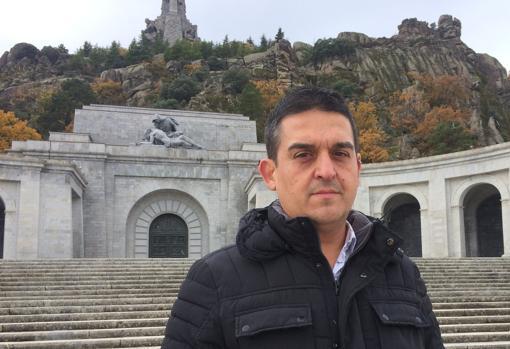 magen del senador Carles Mulet delante del Valle de los Caídos difundida por Compromís