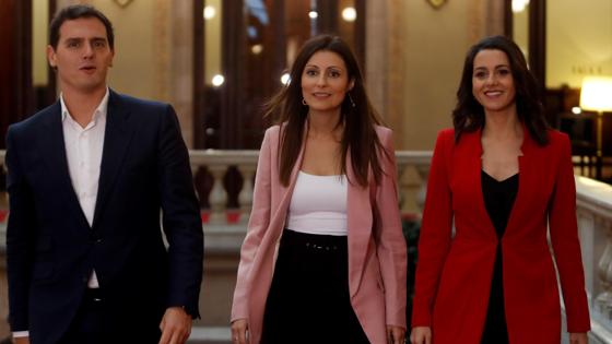 Albert Rivera e Inés Arrimadas acompañan a Lorena Roldán en su entrada en el Parlament.