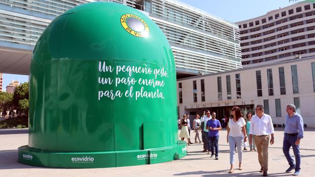 Contenedor-iglú gigante, el más grande España, instalado recientemente en Benidorm por ser el municipio que más vidrio recicla