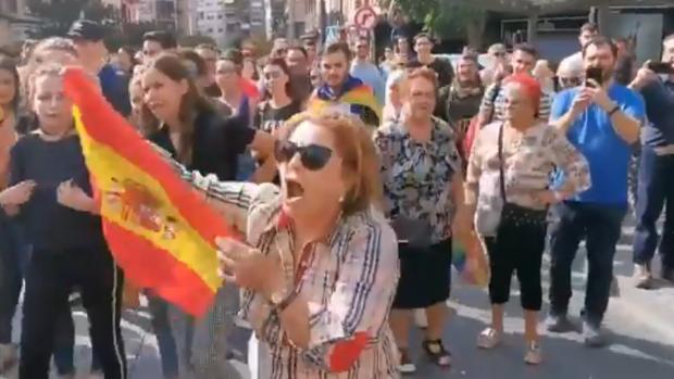 Agreden a una mujer con una bandera de España en una marcha contra la sentencia en Tarragona