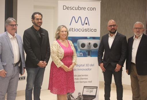 Directivos de Multiacústica y Starkey, con la profesora de la Universidad de Alicante Antonia Angulo, en la presentación en Madrid