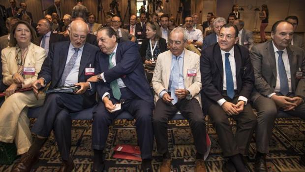 Juan Roig y Vicente Boluda conversan en otro acto sobre el Corredor Mediterráneo, junto a Federico Félix y otros empresarios, en Valencia