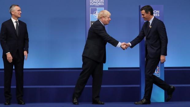 Pedro Sánchez saluda a Boris Johnson, primer ministro del Reino Unido, en la cumbre de la OTAN