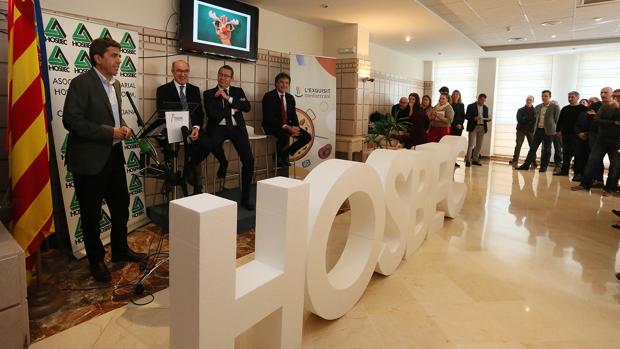 Mayor junto al alcalde de Benidorm y el secretario autonómico, durante la intervención del presidente de la Diputación en el acto navideño de Hosbec