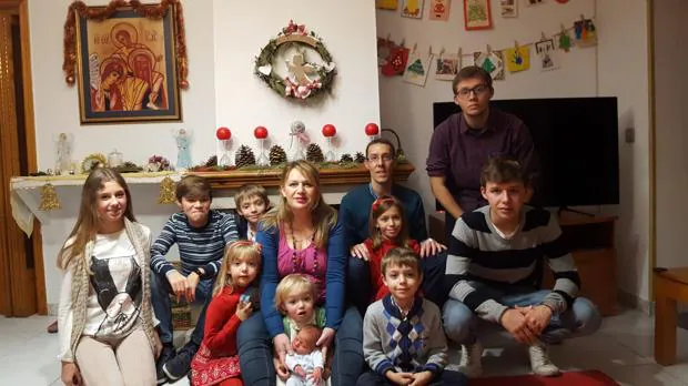 La familia Muñoz-Moya, con los padres Esther y Ángel en el centro, y sus diez hijos alrededor