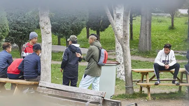 Un grupo de menas, en un parque de Madrid