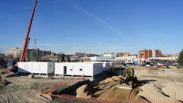 Construcción de las viviendas prefabricadas, este miércoles, en la parcela del Ensanche de Vallecas