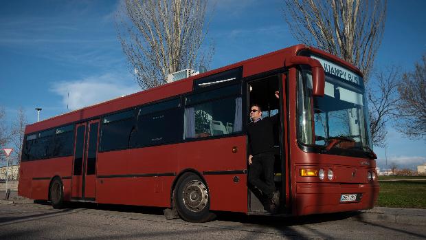 Juampy posa a las puertas de su hogar, aparcado en un polígono de Fuenlabrada