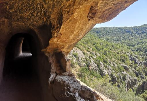 Imagen del acueducto a su paso por el interior de una montaña en Chelva (Valencia)