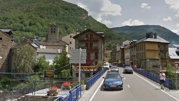 Vista de la pequeña localidad de Broto, un turístico enclave del Pirineo aragonés en el que vivían con sus familias el fallecido y su presunta asesina