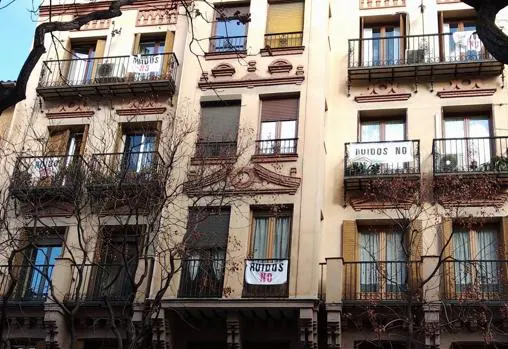 Balcones con pancartas contra los ruidos en Ponzano
