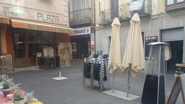 Cierre temporal de las terrazas de la plaza Barrio Rey por peligro de