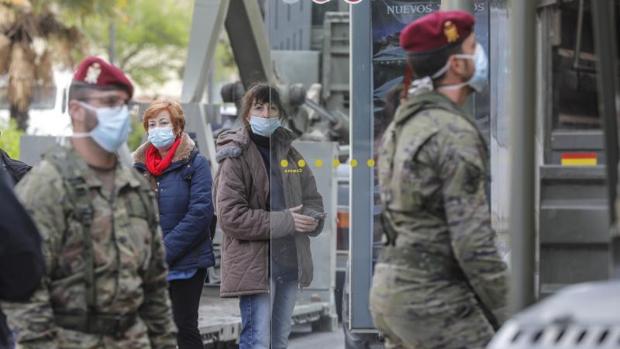 Militares y civiles protegidos con mascarillas en el barriod el Cabanyal de Valencia
