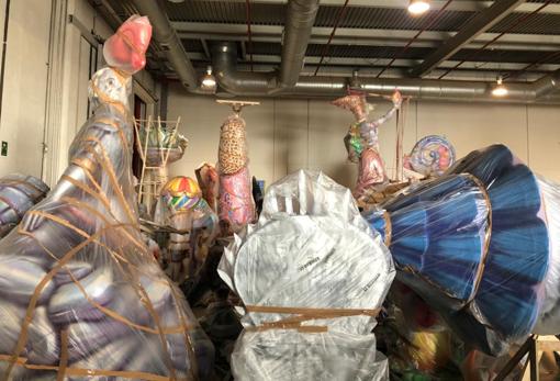 Piezas de Fallas de Valencia almacenadas en instalaciones del Distrito Digital en Alicante, donde han llegado este jueves