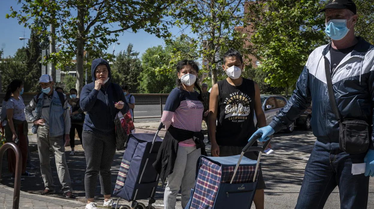 DESGOBIERNO DE ESPAÑA y el "progresismo" >>>¡¡Que siga la fiesta!! 300.000 euros diarios nos cuesta esto. ¿A qué estamos esperando? Colas-hambre-kHGB--1248x698@abc