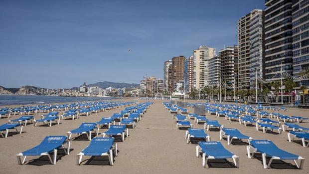 Tumbonas en la playa de Levante de Benidorm, vacía en el estado de alarma