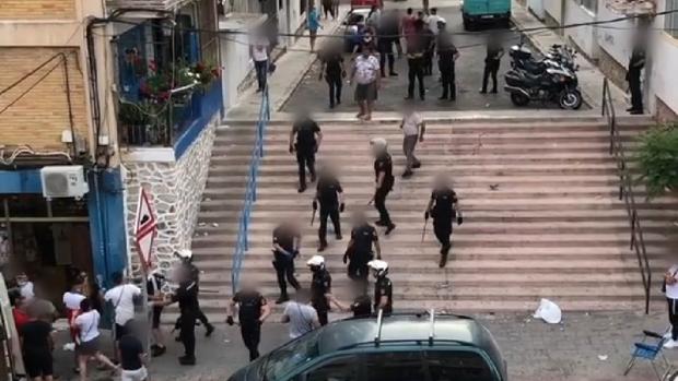 Efectivos policiales durante la intervención en el barrio de Colonia Requena en Alicante