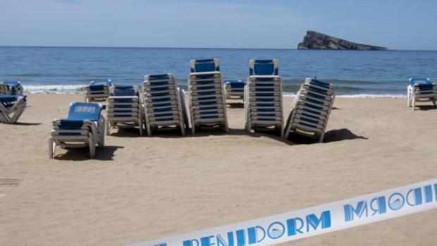 Hamacas en la playa de Levante de Benidorm