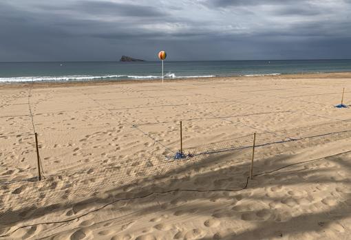 División por parcelas del espacio en la arena de la playa
