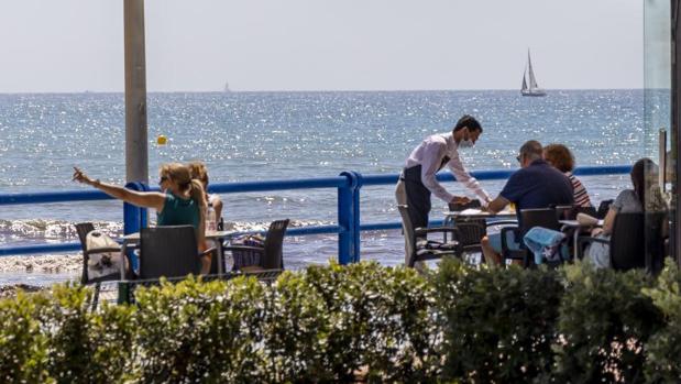 Una terraza en un bar de la playa en Alicante