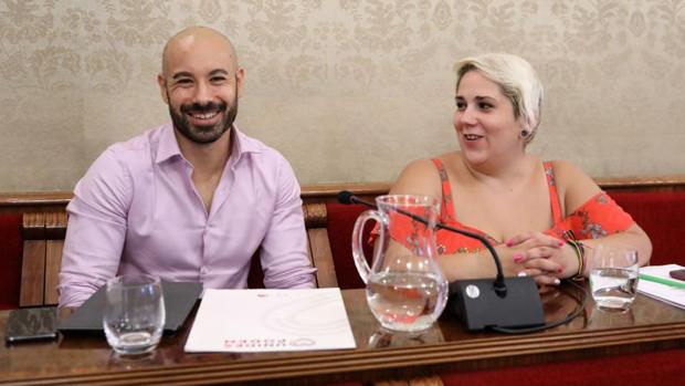 Los dos concejales de Podemos en Alicante, Xavier López y Vanessa Romero, en un Pleno