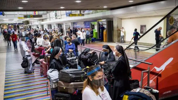 Pasajeros a la espera de subir al cuarto vuelo de repatriación desde Venezuela a España