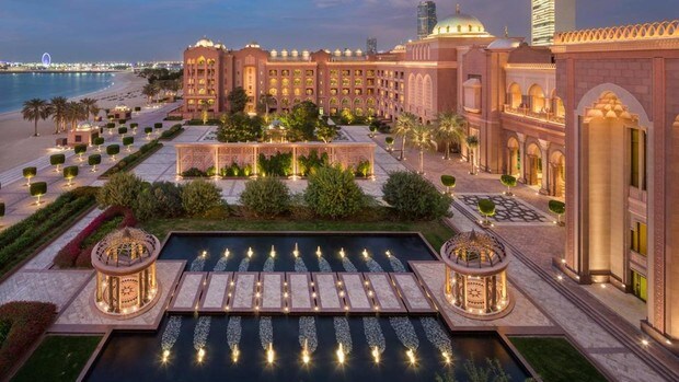 El Emirates Palace, un lujoso hotel a orillas del Golfo Pérsico