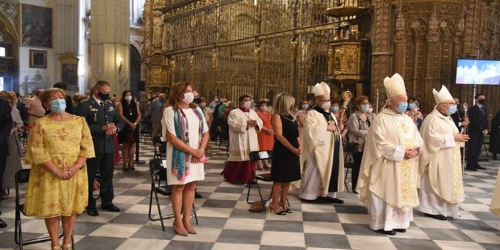 Medio millar de personas festejan a la Virgen del Sagrario a puerta cerrada en la catedral