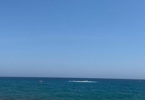 Embarcación a la deriva en la cala de Alicante que hirió a una joven este sábado