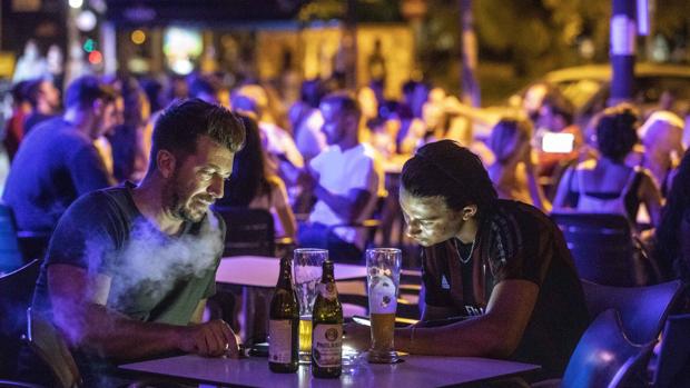 Dos personas consumen en una terraza de Valencia