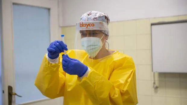 Una empleada de un CAP, con una prueba sobre el coronavirus
