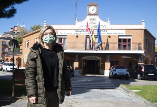 Rocío, vecina de Azuqueca de Henares, frente a la sede del Ayuntamiento
